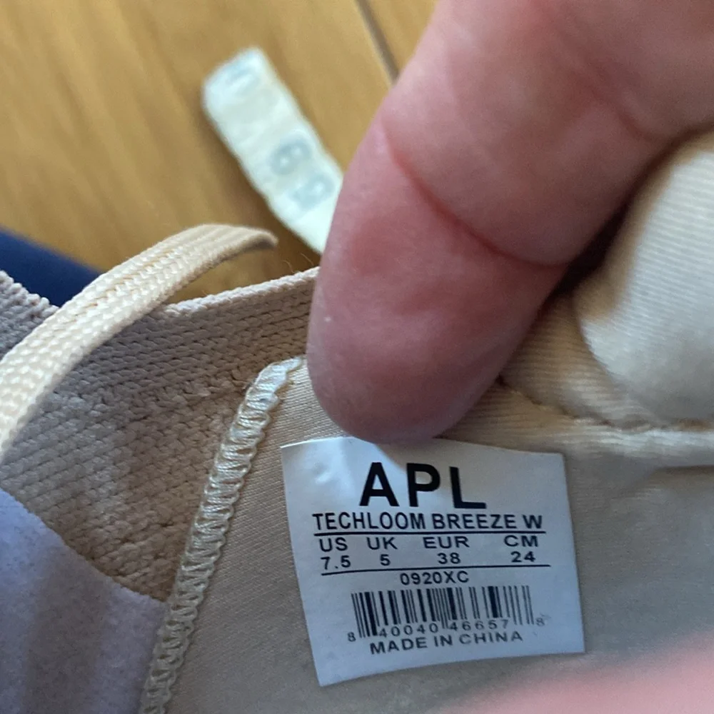 Beautiful APL ladies sneaker EUC